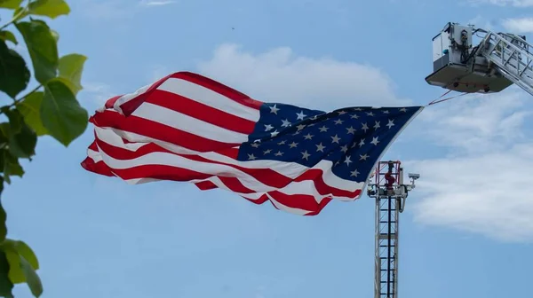 Uma Enorme Bandeira Americana Acenando Pendurada Guindaste Construção Contra Céu — Fotografia de Stock