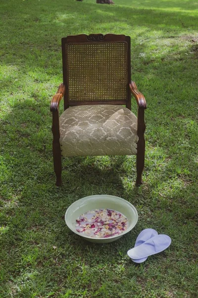 Rose Petals Essential Oils Tub Next White Flippers Armchair Garden — Stock Photo, Image