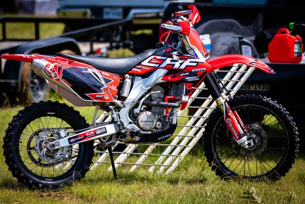 Una Motocicleta Crf Roja Estacionada Campo Rock Fest 2020 —  Fotos de Stock