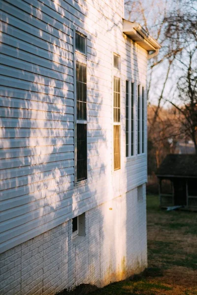 Colpo Verticale Muro Bianco Con Finestre Una Casa Una Piccola — Foto Stock