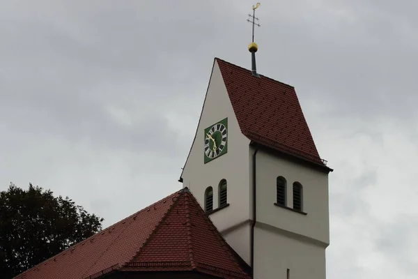 Tiro Ângulo Baixo Uma Torre Relógio Igreja Tempo Sombrio — Fotografia de Stock