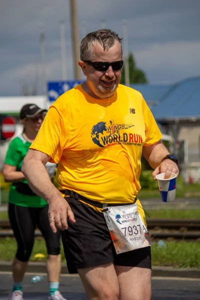 一名身穿黄色衬衫的男子参加了 世界长跑 — 图库照片