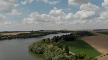 Sabah tarla ve nehrin havadan görünüşü