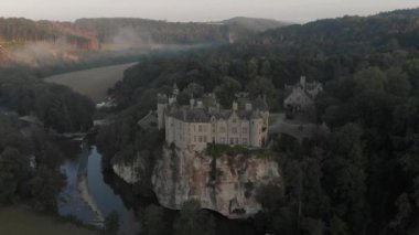 Gotik Diriliş Kalesi Lesse Nehri 'ne bakan bir uçurumun kenarında.