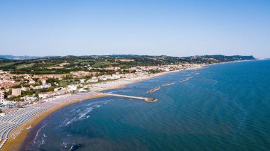 İtalya, Temmuz 2022: Denizi, plajları ve şemsiyeleriyle Fano şehrinin havadan görünüşü