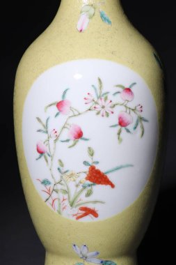 Geleneksel boyalı bir Çin vazosunun dikey karesi.