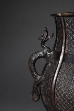 Gri bir arka planda geleneksel Çin dekorasyonunun dikey bir görüntüsü.