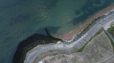 Temiz suyla sahil manzarası.