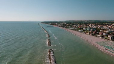 İtalya, Temmuz 2022: Denizi, plajları, limanı ve şemsiyeleriyle Fano şehrinin havadan görünüşü