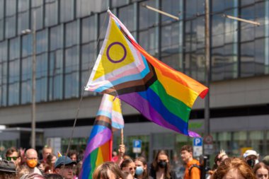 Lezbiyen, gey, biseksüel, transseksüel ve interseksüel ayrımcılığa karşı renkli gökkuşağı renkleriyle CSD gösterisi