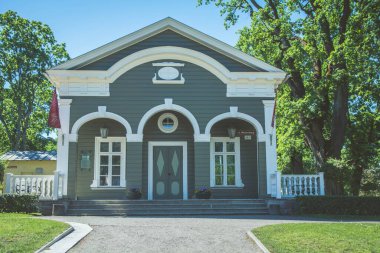 Estonya Tallinn 'deki gri bir evin yakın çekimi.