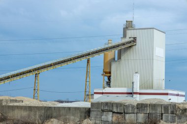 Mavi gökyüzü arka planına karşı bir kum değirmeni