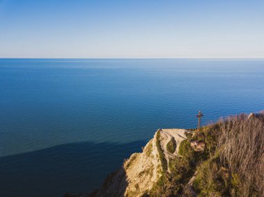 San Bartolo Parkı 'ndaki Pesaro şehrindeki yüksek bir uçurumun üzerindeki denize bakan demir haç.