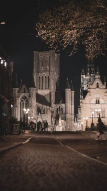 Gent, Belçika 'da tarihi yapılar, gece modern yapılarla karıştı.