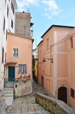 Güneşli bir günde Monte San Biagio 'daki eski dar bir caddenin dikey görüntüsü.