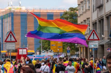 Lezbiyen, gey, biseksüel, transseksüel ve interseksüel ayrımcılığa karşı renkli gökkuşağı renkleriyle CSD gösterisi