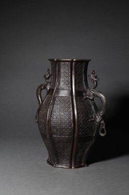 Eski bir Çin bronz tenceresinin dikey çekimi.