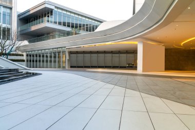 Modern ofis binasının önündeki beyaz boş zemin kat.