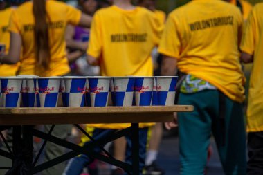 Red Bull kağıt bardakları ve 