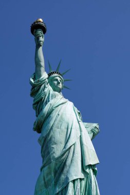 Özgürlük heykelinin dikey alçak açılı görüntüsü.