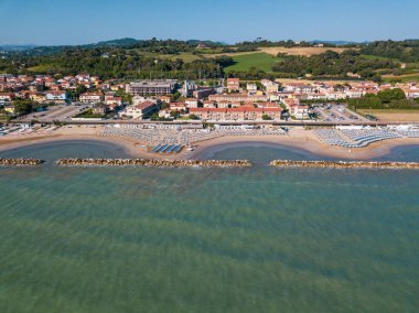 İtalya, Temmuz 2022: Denizi, plajları ve şemsiyeleriyle Fano şehrinin havadan görünüşü