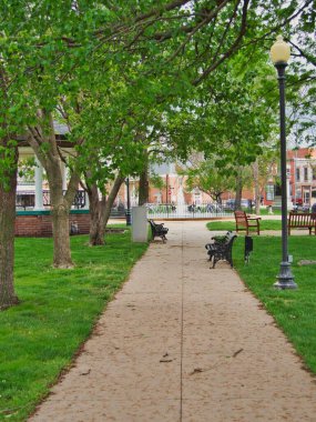 Paola, ABD 'de tarihi bir Park Meydanı dikey çekimi