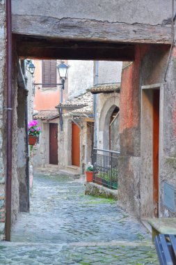 Guarcino 'da eski evleri olan dar bir sokak, Roma, İtalya yakınlarındaki bir köy.