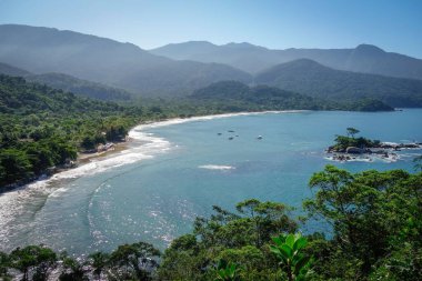 Brezilya, Sao Paulo, Ilhabela adasındaki Castelhanos plajının manzarası