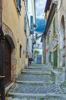 Guarcino 'da eski evleri olan dar bir sokak, Roma, İtalya yakınlarındaki bir köy.