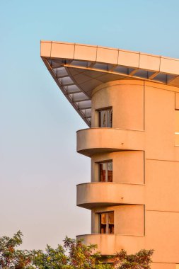 Romanya 'nın Iasi kentinde açık bir gökyüzüne karşı balkonları olan yüksek ve modern bina