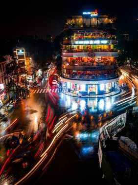 Geceleri Hanoi, Vietnam 'da Legend Bira Restoranı' nın güzel bir sahnesi.