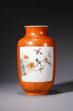 Geleneksel bir Çin boyalı vazosunun dikey çekimi.