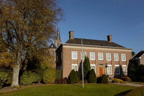 Grote Nederlandse Bakstenen Buitengevel Van Statig Huis Omgeven Door Herfstkleuren — Stockfoto