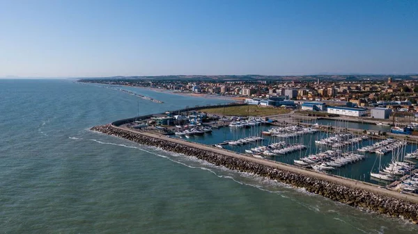 İtalya, Temmuz 2022: Denizi, plajları, limanı ve şemsiyeleriyle Fano şehrinin havadan görünüşü