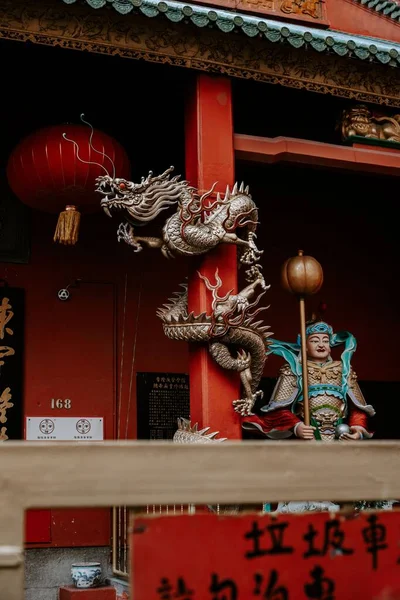 Disparo Vertical Dragón Rojo Chino Templo Taoísta Chinatown Kuala Lumpur —  Fotos de Stock