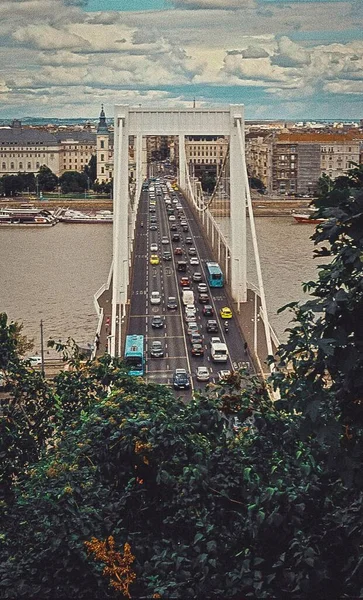 多瑙河上伊丽莎白桥上交通的航景 — 图库照片