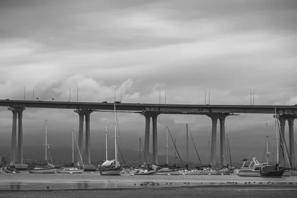 Graustufenaufnahme Einer Brücke Und Boote Auf Einem Hafen — Stockfoto