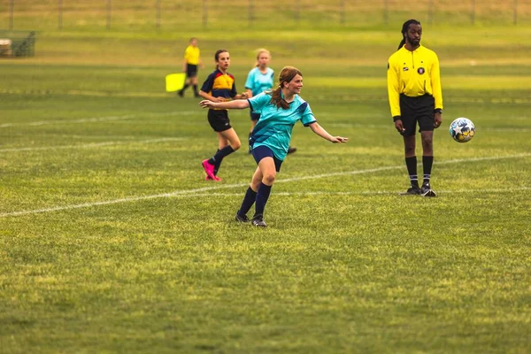 Młode Dziewczyny Grające Piłkę Nożną Youth Soccer Game — Zdjęcie stockowe