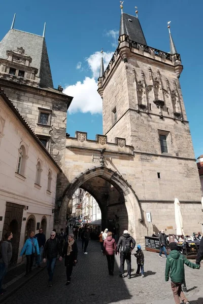 Prag 'ın eski bölümünün girişinden geçen insanların dikey görüntüsü.