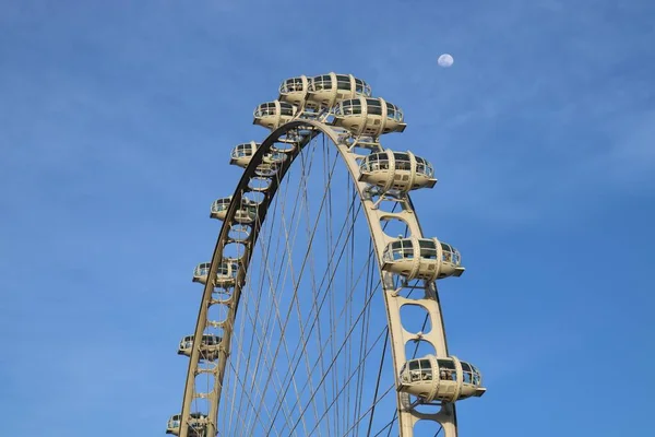 Ein Riesenrad Vor Blauem Himmel — Stockfoto