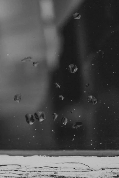 Egy Ablaktábla Esőcseppekkel Fekete Fehérben — Stock Fotó