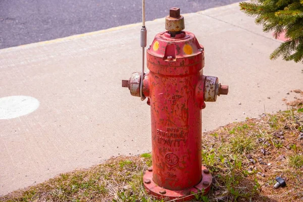 Nahaufnahme Eines Roten Hydranten Der Nähe Der Straße — Stockfoto
