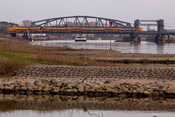 Çelik Inşaatı Ijssel Nehrinin Üzerine Bir Hollanda Demiryolu Treninin Geçtiği — Stok fotoğraf
