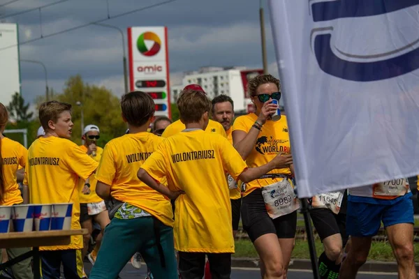 2022年于波兰波兹南举行的 生命之翼 世界赛跑的参加者 — 图库照片