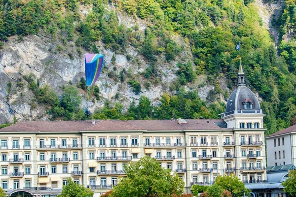 Een Oud Hotelgebouw Paraglider Interlaken Zwitserland — Stockfoto