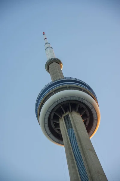 Een Verticaal Shot Van Tower Avond Blauwe Lucht Achtergrond Toronto — Stockfoto