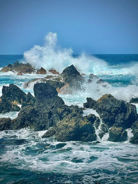 Deniz Gelgitlerinin Dikey Görüntüsü Kayalara Çarpan Büyük Dalgalar — Stok fotoğraf
