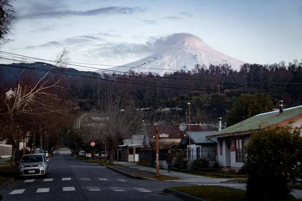 Typiska Chilenska Hus Och Vulkaner Vintern Med Snö — Stockfoto
