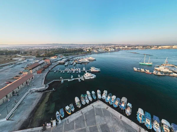 Mavi Günbatımına Karşı Limandaki Gemilerin Teknelerin Hava Görüntüsü — Stok fotoğraf