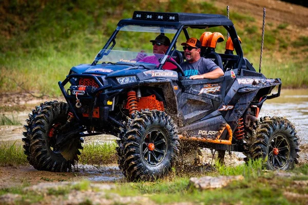 Atv Con Gente Conduciendo Corriendo Sucio Campo Fangoso Rock Fest — Foto de Stock